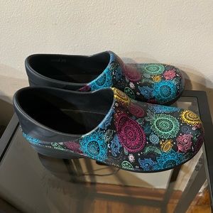 Crocs Shoes women’s Size 8 . Nice bright colors .like new